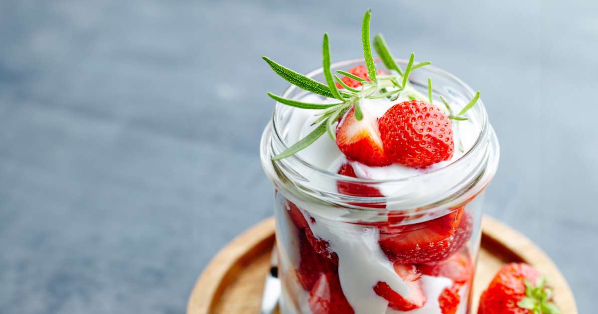Recepta Postres fàcils de iogurt i maduixes