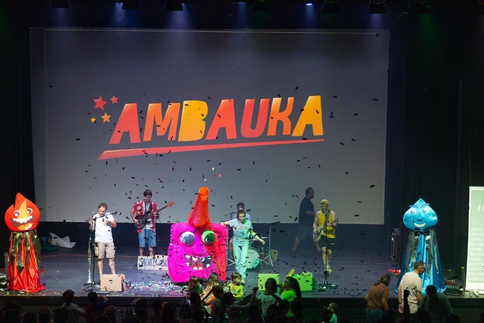Ambauka a l'escenari del festival.