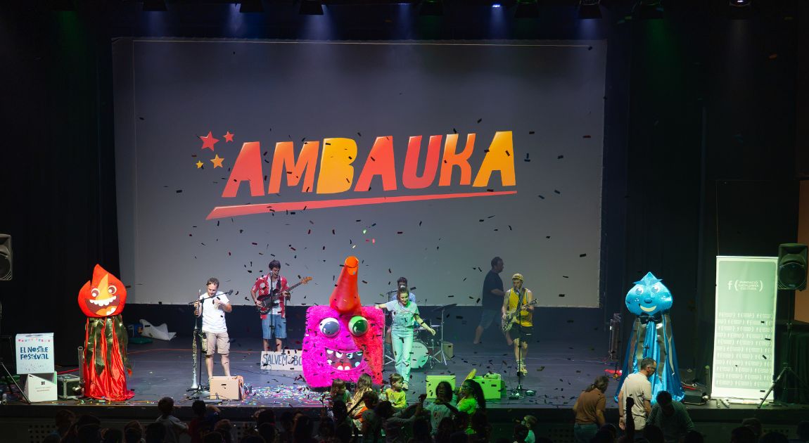 Ambauka a l'escenari del festival.